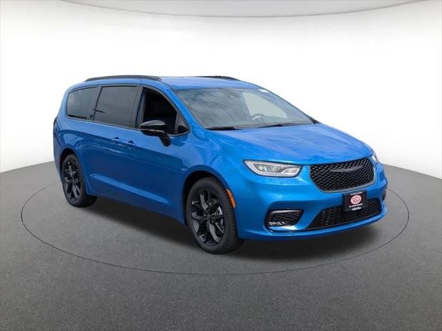 2026 Chrysler Pacifica Select's photo
