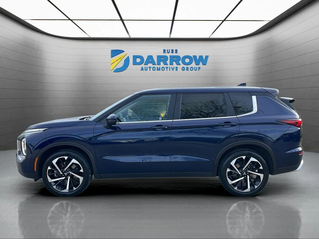 Used 2024 Blue Mitsubishi SE image 2