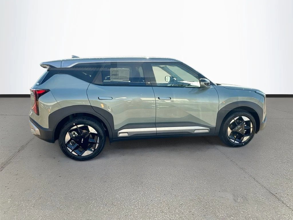 New 2027 Iceberg Green Kia S image 8
