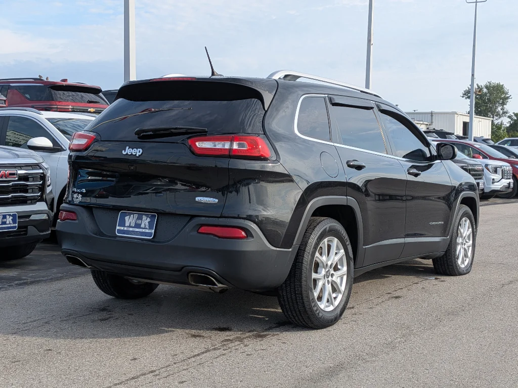Used 2015 Brilliant Black Crystal Pearlcoat Jeep Latitude image 3