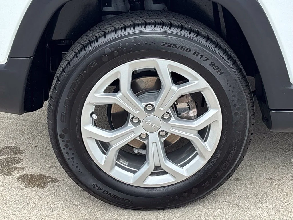 Used 2024 Bright White Clearcoat Jeep Latitude image 25