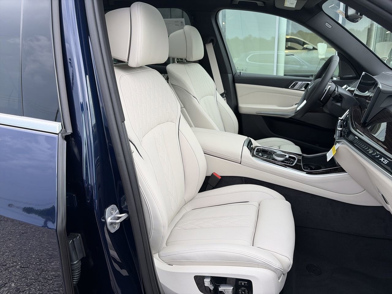 New 2026 Tanzanite Blue II Metallic BMW xDrive50e image 37