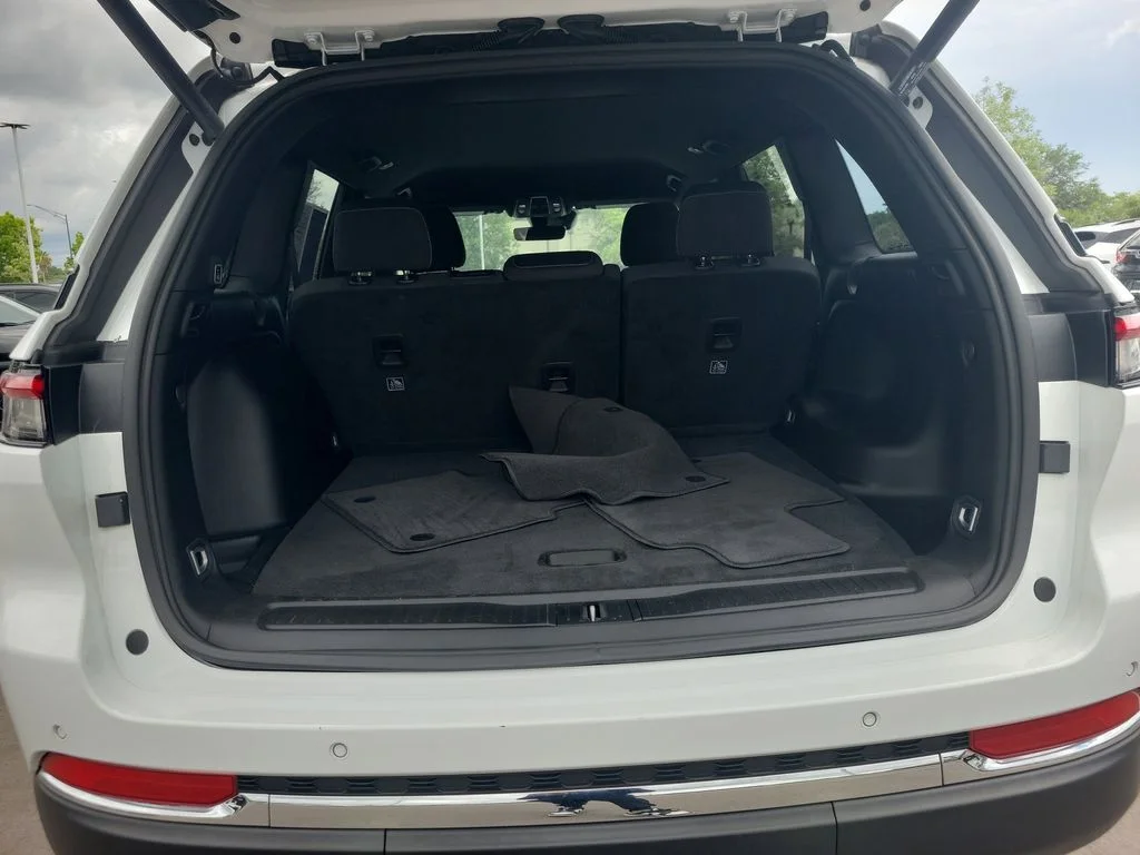 Used 2025 White Jeep Laredo image 8