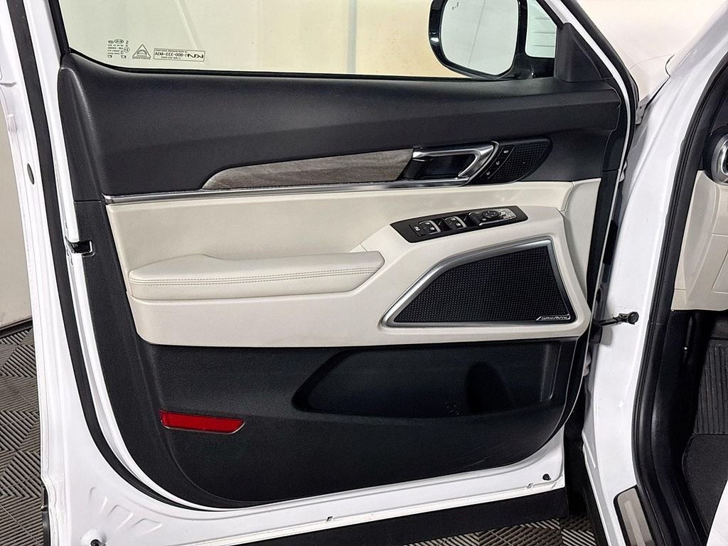 Used 2022 White Kia SX image 10