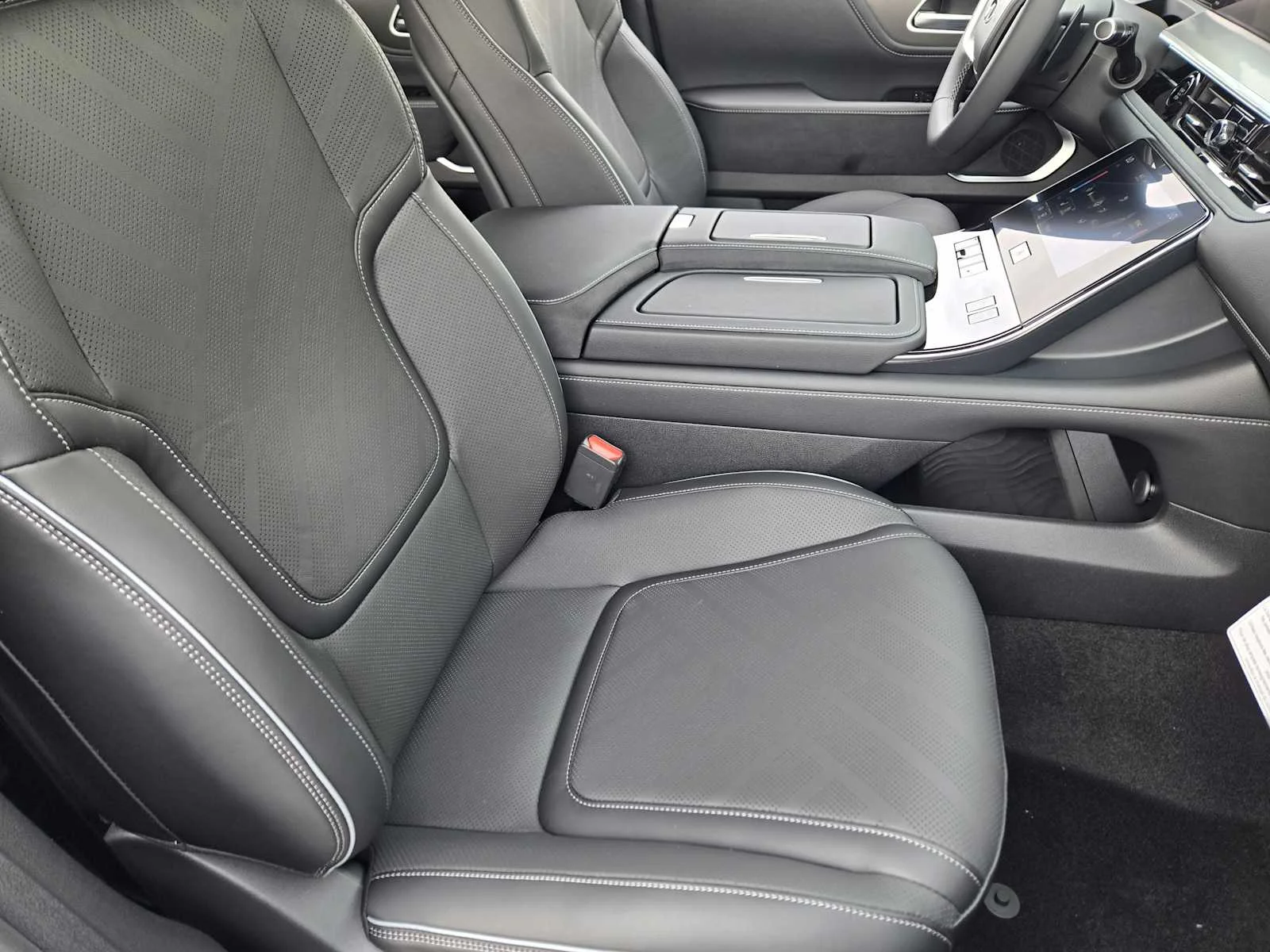 New 2026 RADIANT WHITE INFINITI Luxe 2WD image 9