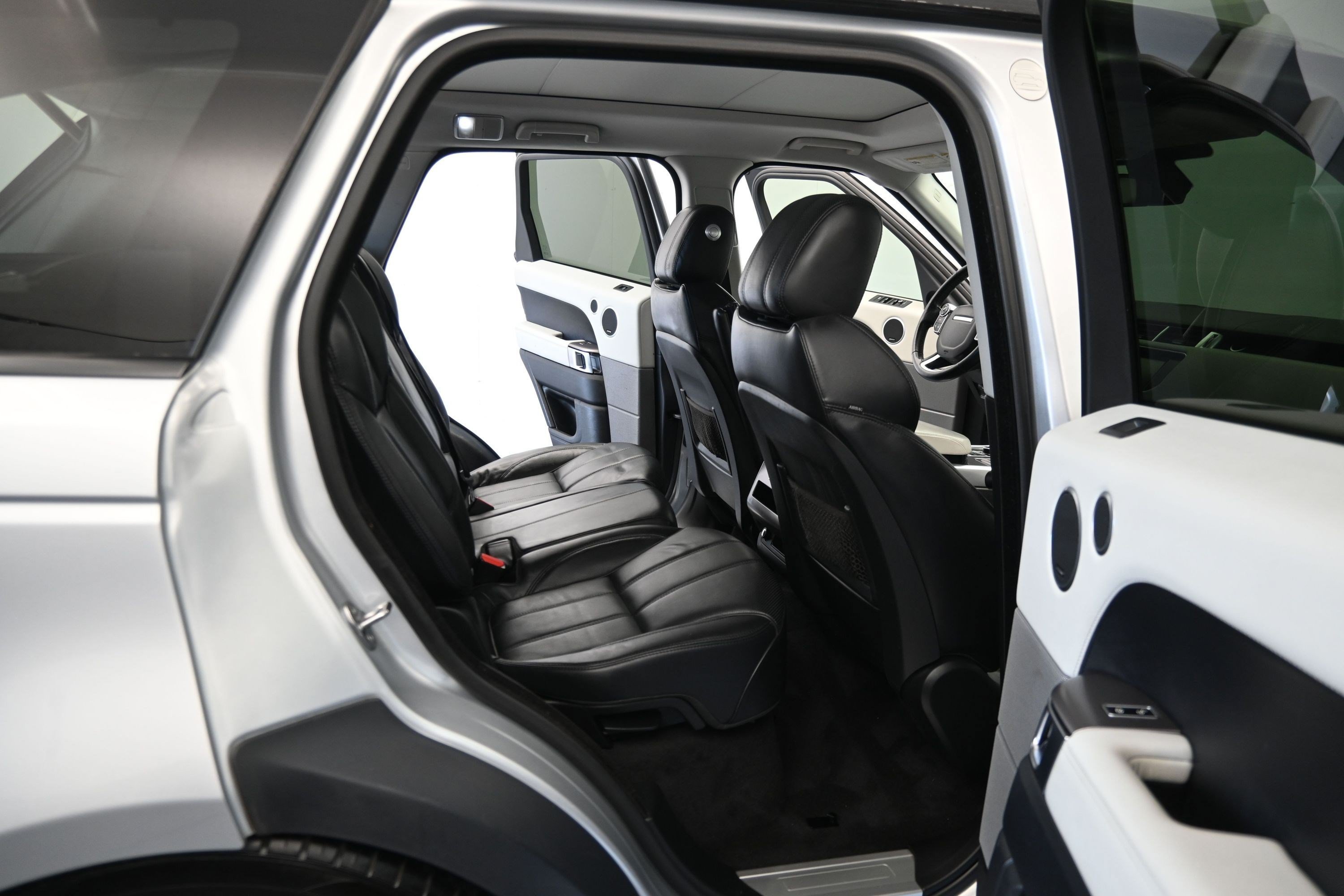 Used 2014 Causeway Gray Metallic Land Rover HSE image 16