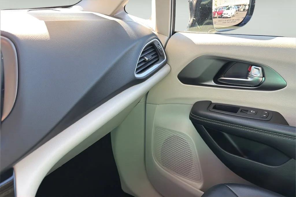 Used 2024 White Chrysler Touring L image 28