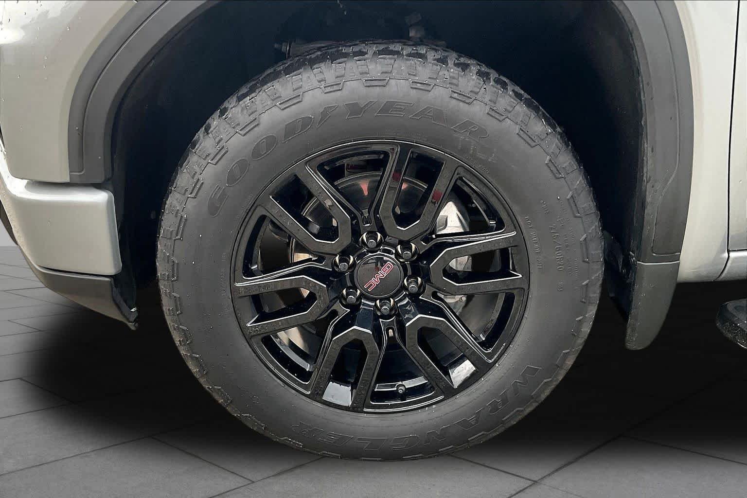 Used 2025 Sterling Metallic GMC Elevation image 10