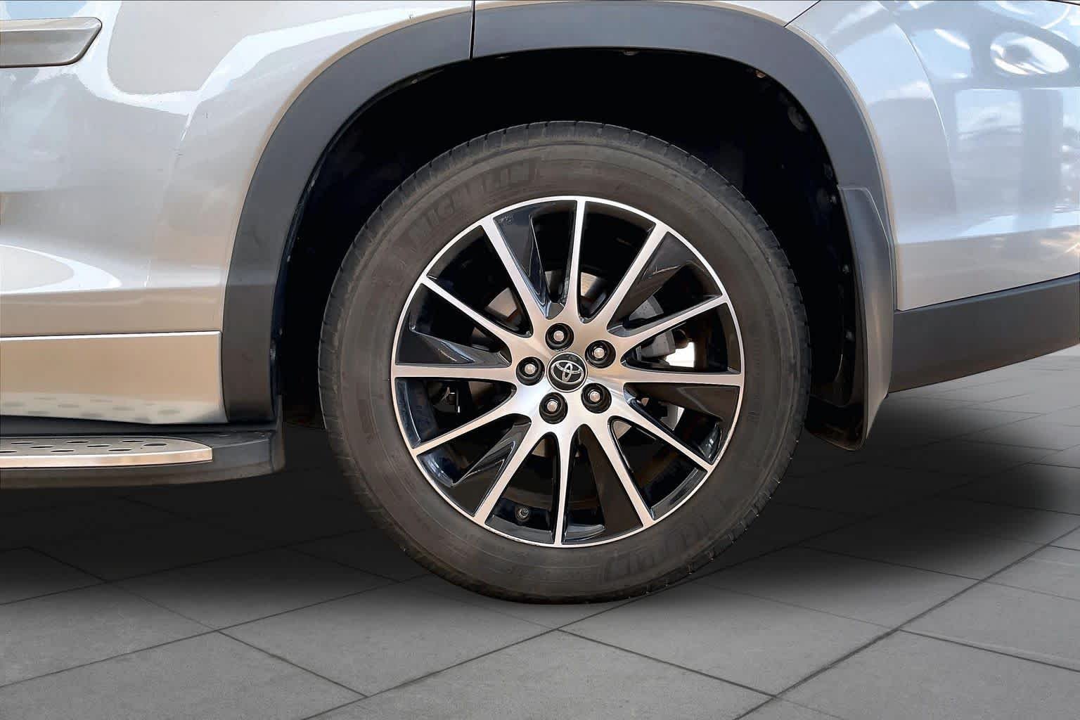 Used 2017 Celestial Silver Metallic Toyota SE image 11