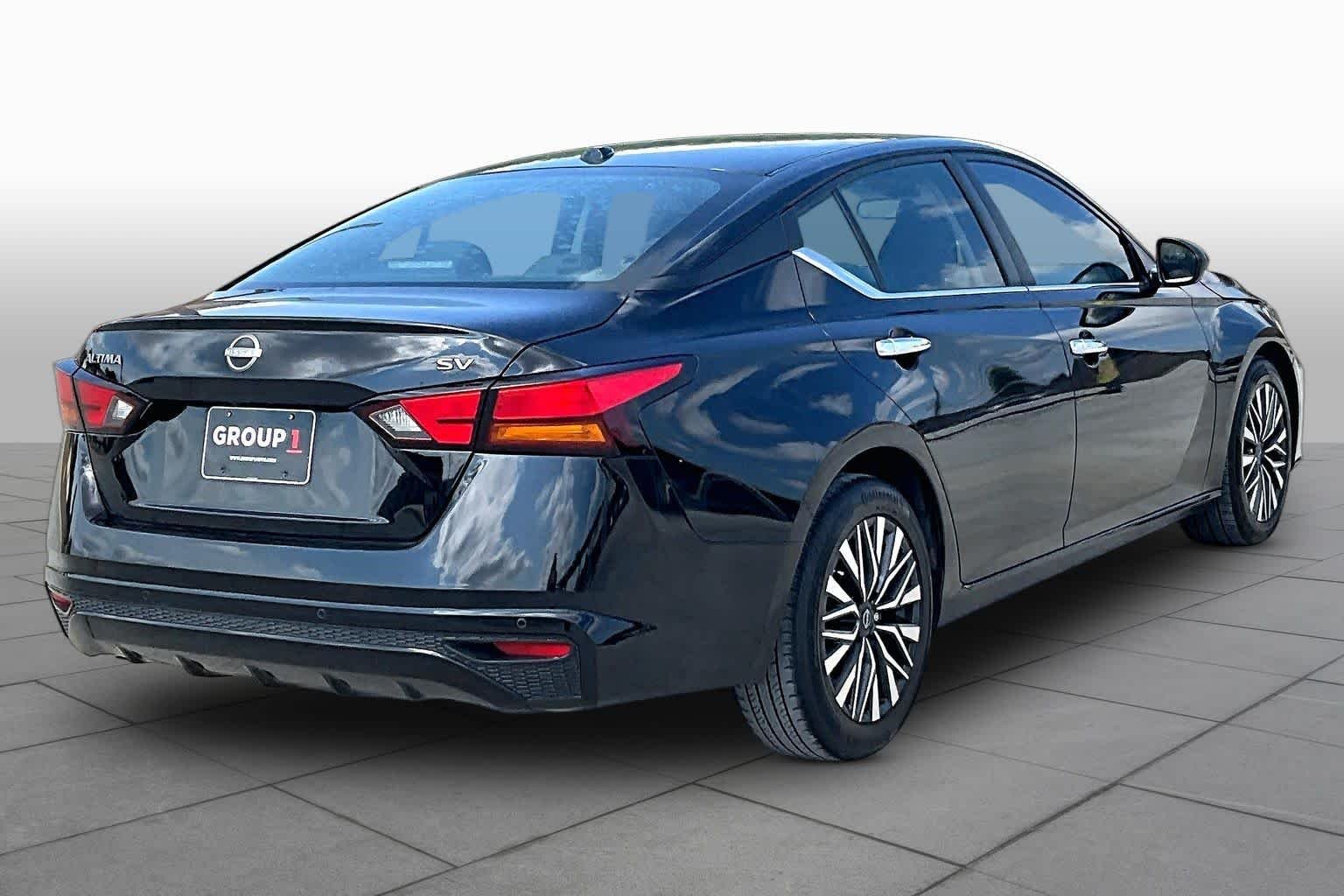 Used 2024 Super Black Nissan 2.5 SV image 12