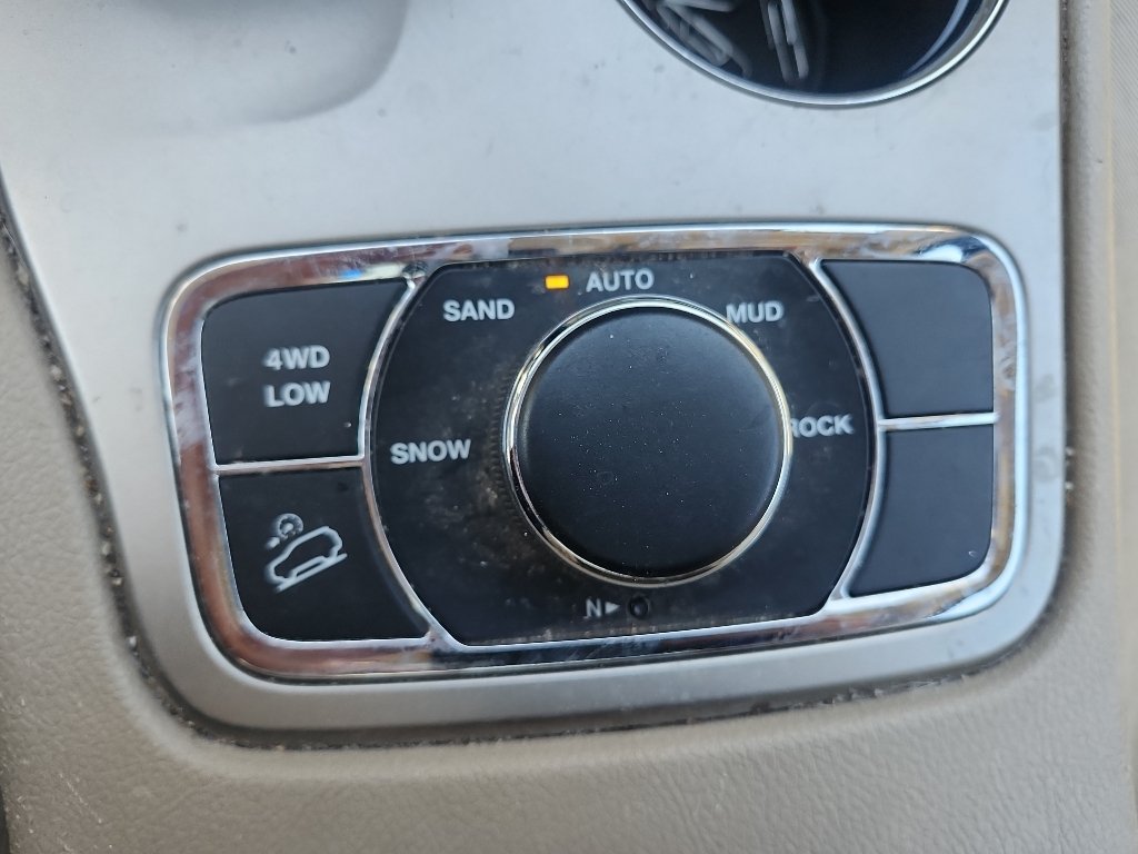 Used 2015 Champagne Jeep Limited image 19