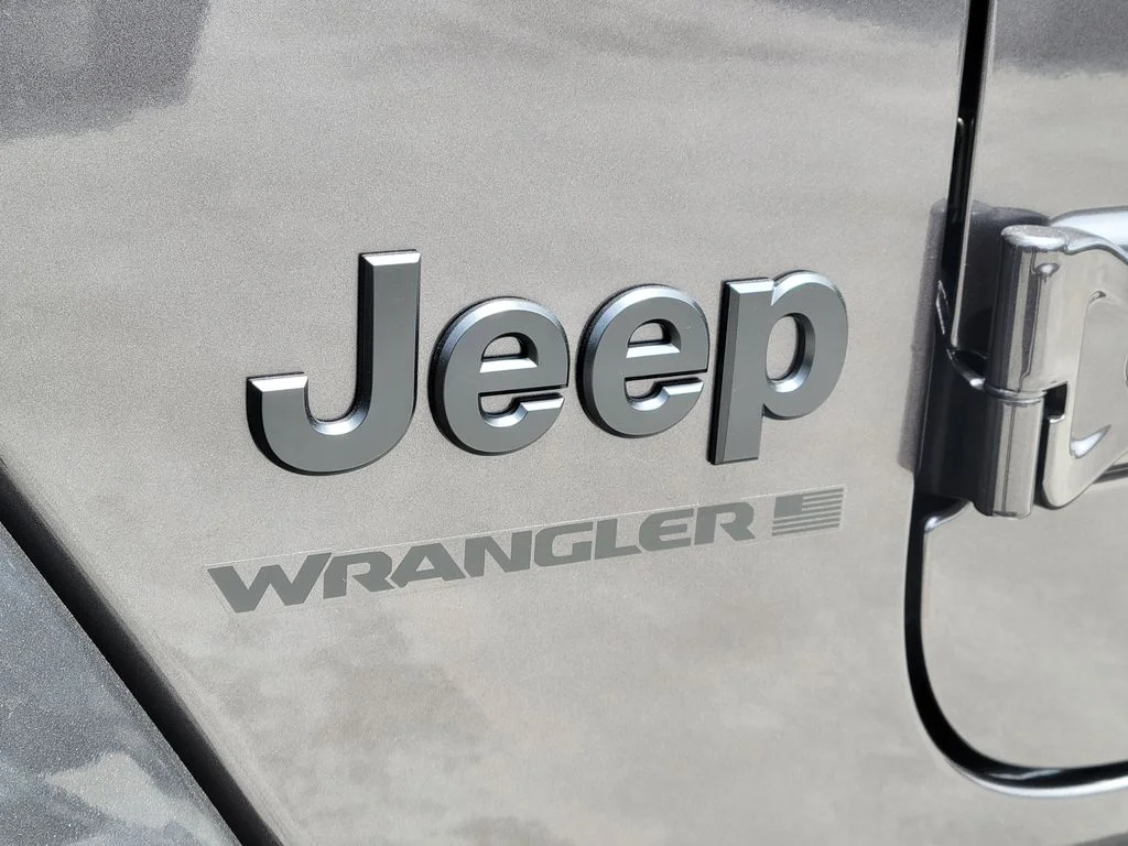 New 2026 Granite Crystal Metallic Clear-Coat Exterior Paint Jeep Sahara image 21