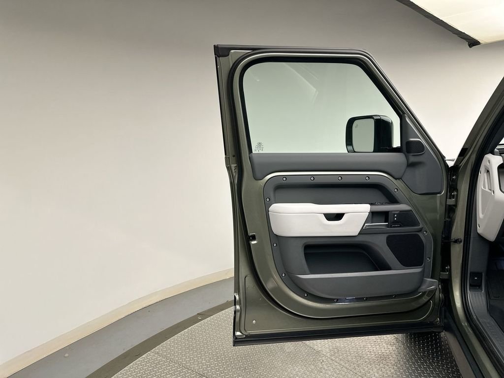 Used 2025 Pangea Green Metallic Land Rover S image 8