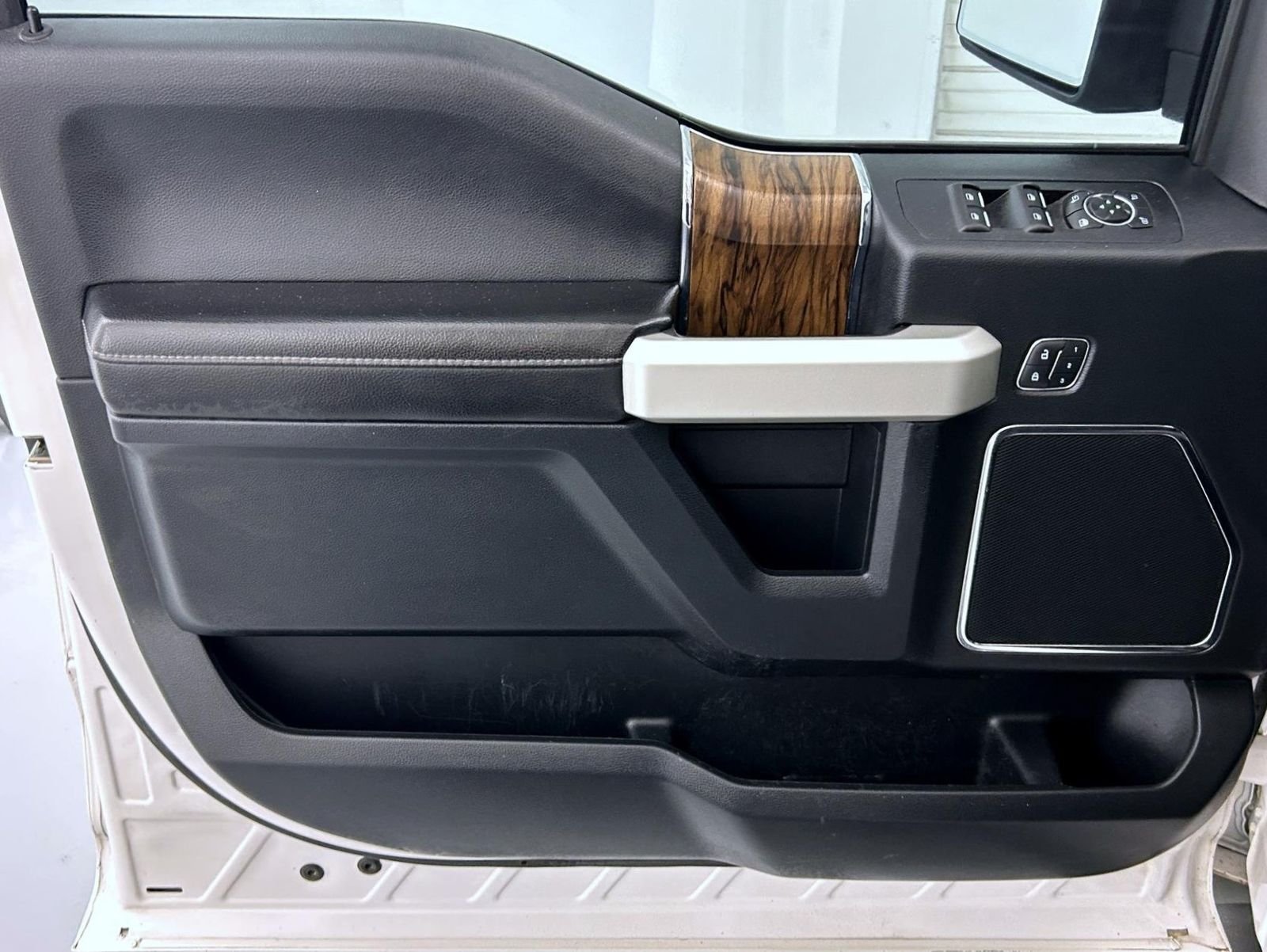 Used 2019 White Ford Lariat image 9