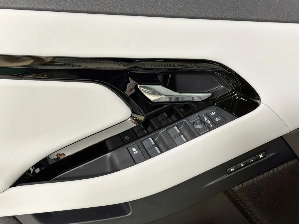 New 2026 Santorini Black Land Rover S image 18