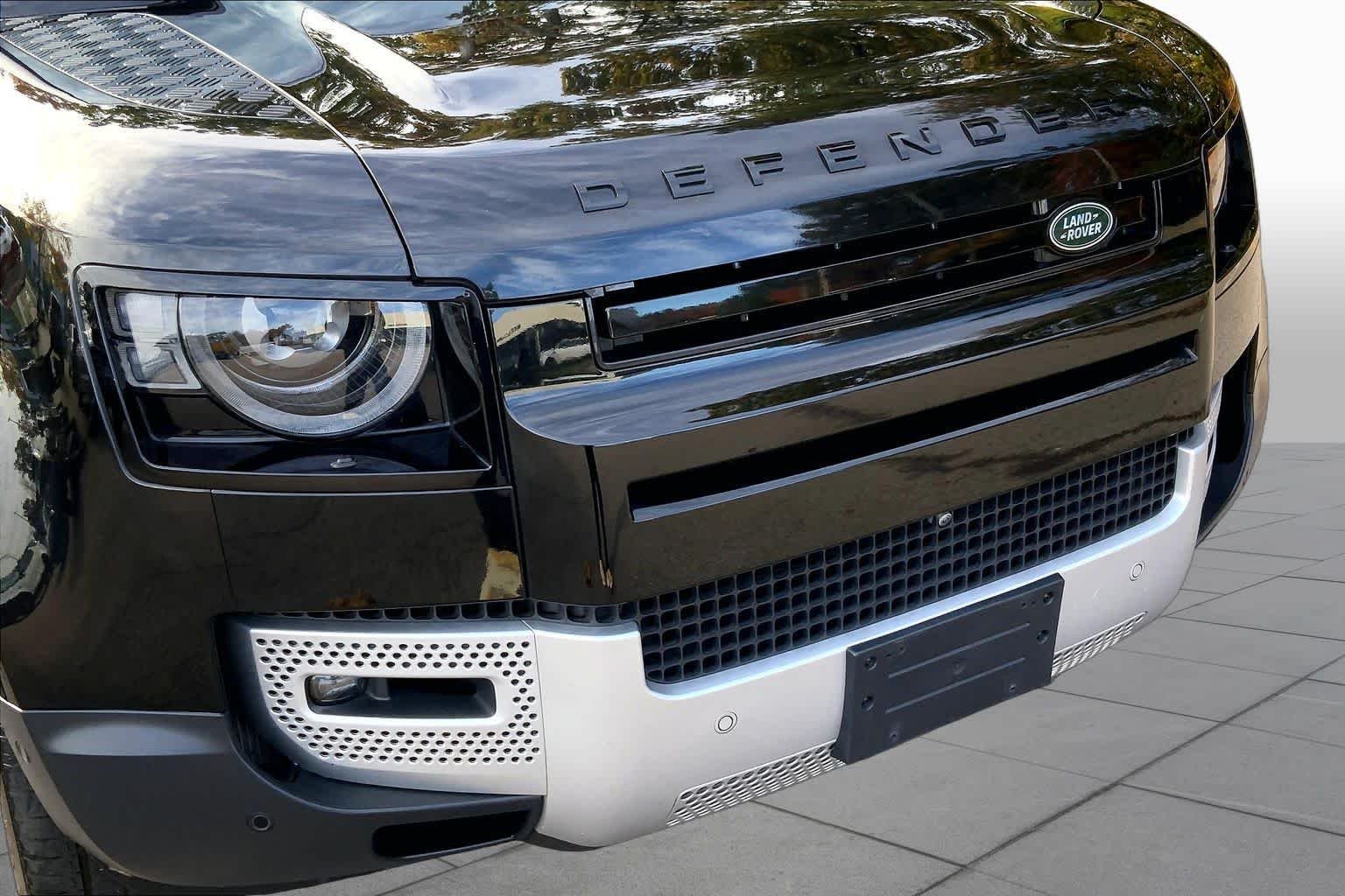 Used 2024 black Land Rover S image 28