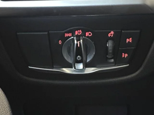 Used 2022 White BMW sDrive30i image 31