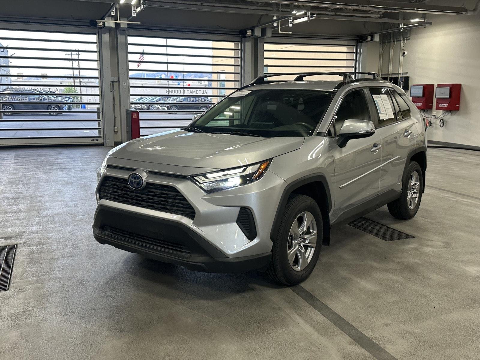 2024 Toyota RAV4 XLE - Photo 18