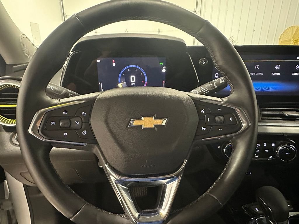 Used 2025 White Chevrolet LT image 32