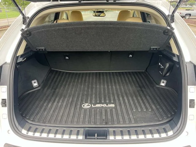 Used 2019 White Lexus 300h image 23