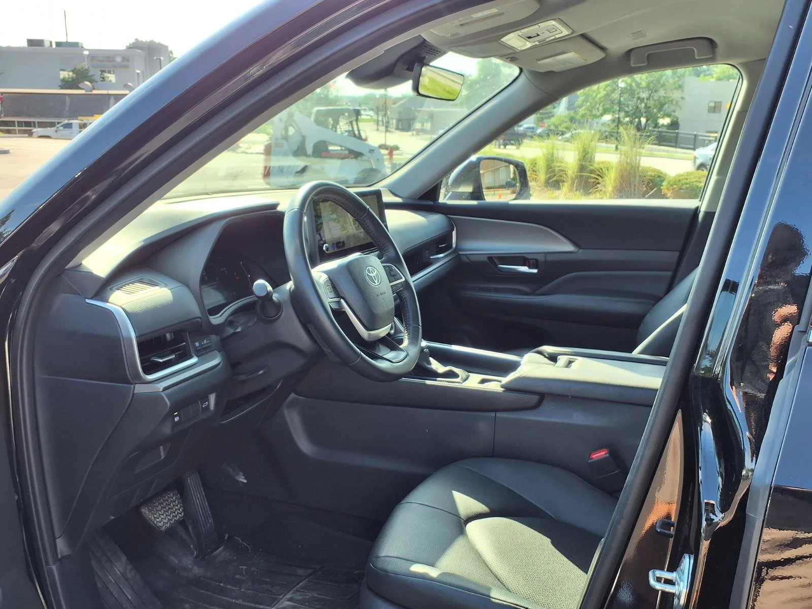 Used 2025 Midnight Black Metallic Toyota XLE image 21
