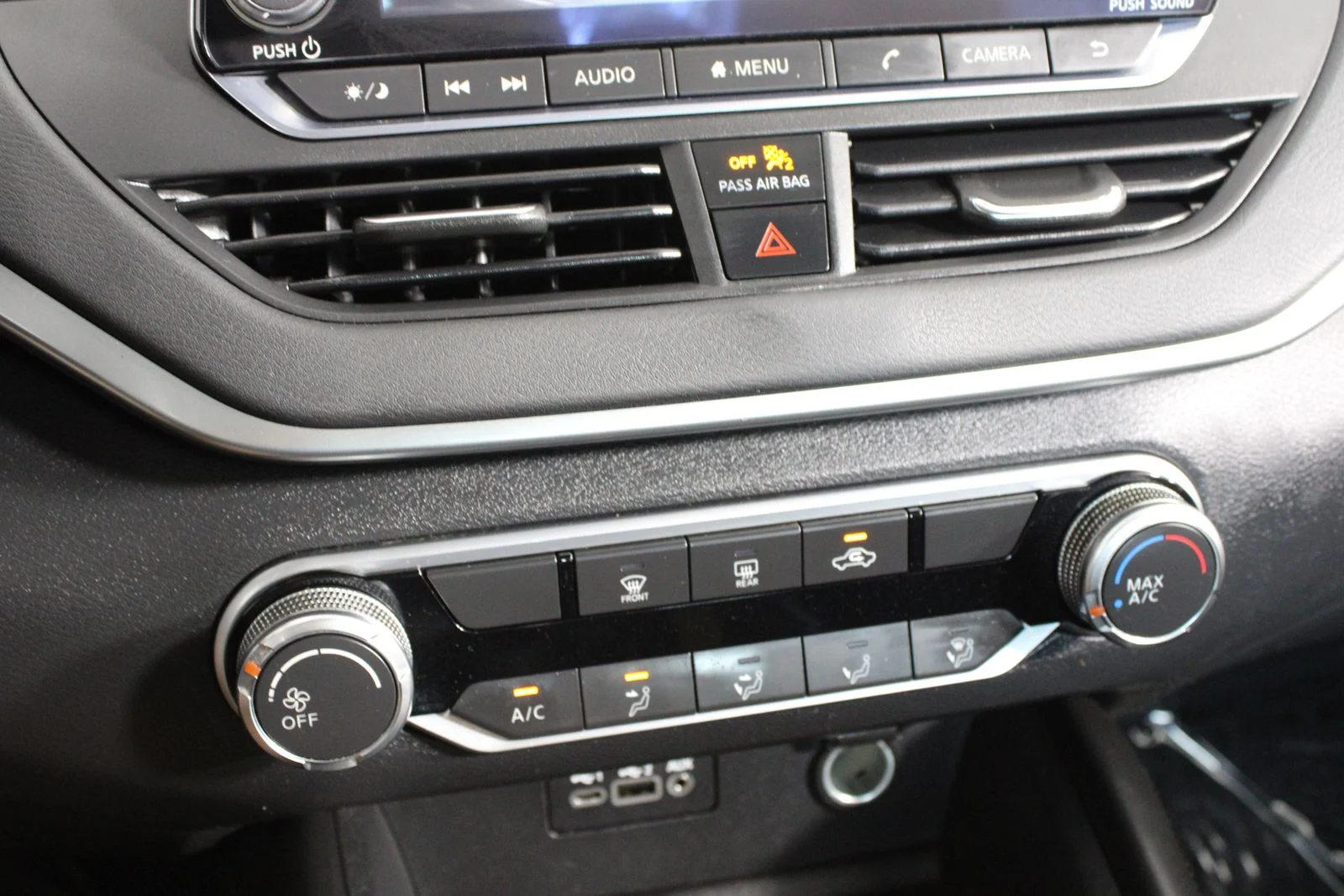 Used 2019 Black Nissan 2.5 SR image 25