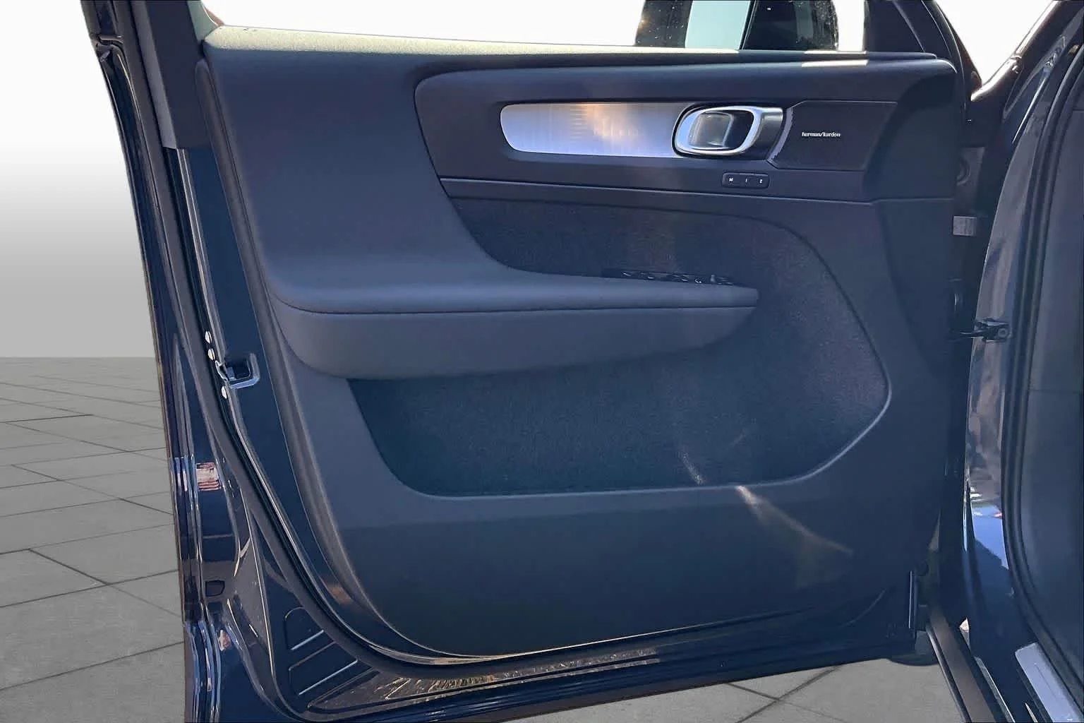 2026 Volvo XC40 Ultra Black Edition - Photo 11