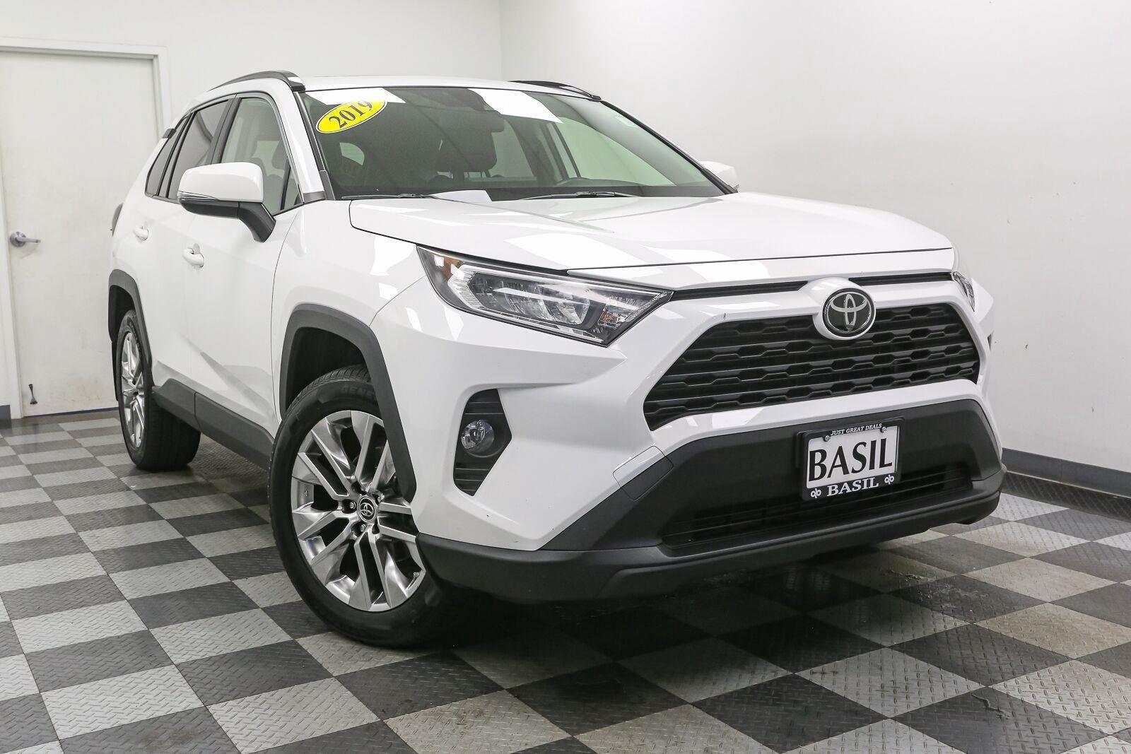 Used 2019 Super White Toyota XLE Premium image 2