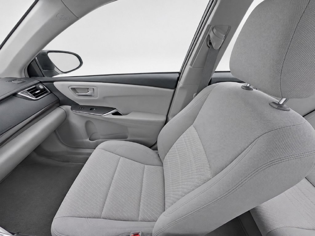 Used 2015 Gray Toyota LE image 14