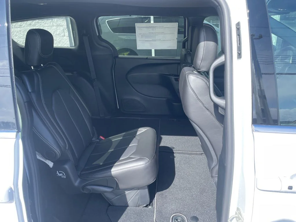 2026 Chrysler Pacifica Select - Photo 12