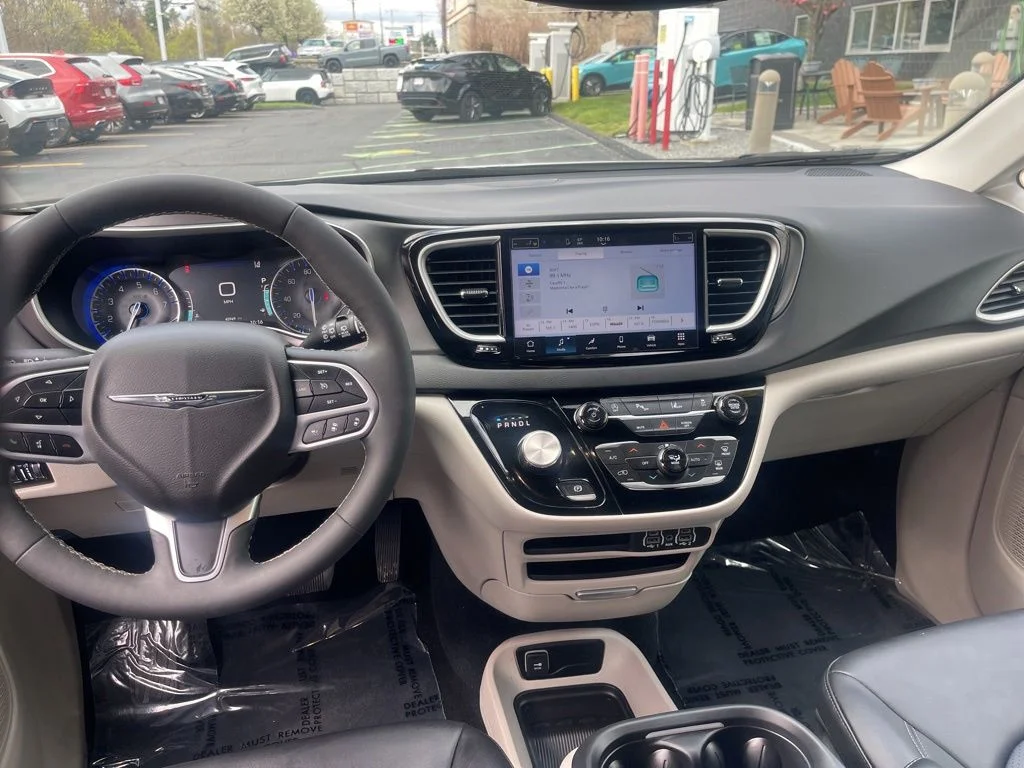 Used 2024 White Chrysler Touring L image 11
