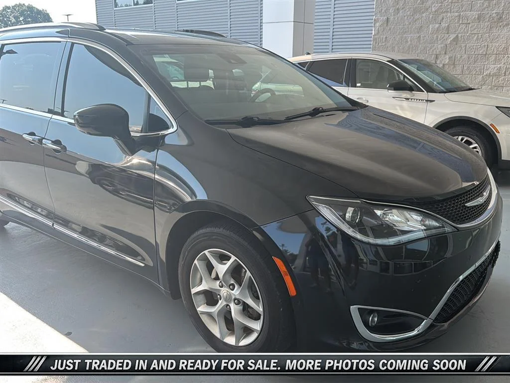 Used 2020 Brilliant Black Crystal Pearlcoat Chrysler Touring L Plus image 6