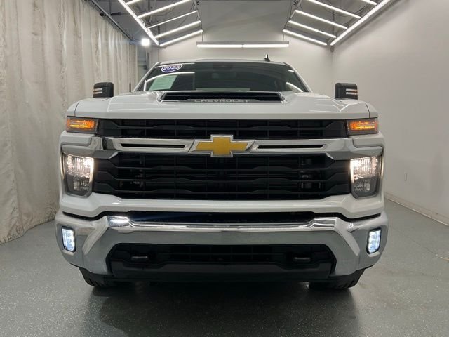 Used 2025 White Chevrolet LT image 3