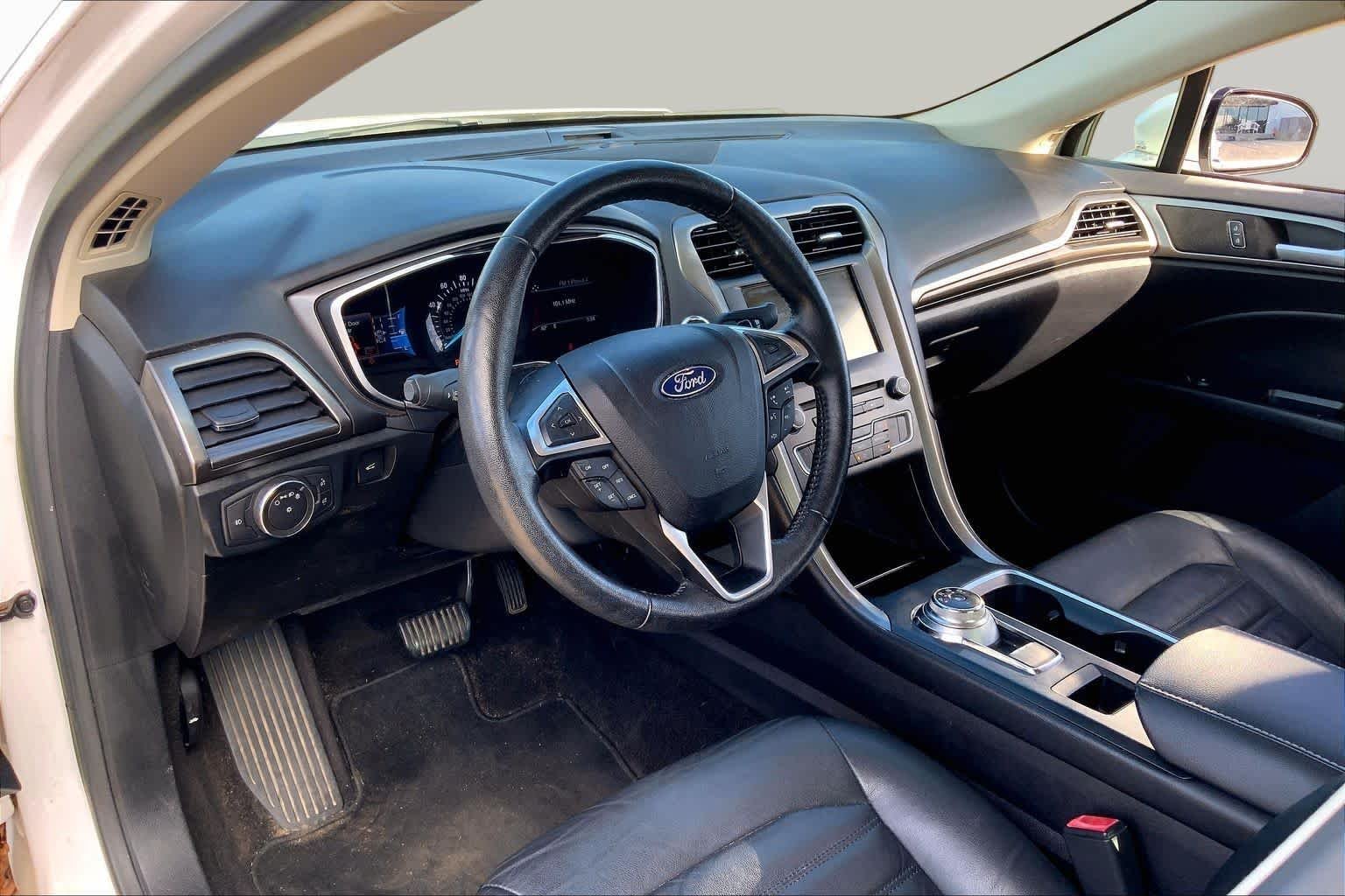 Used 2017 White Platinum Metallic Tri-Coat Ford SE image 18