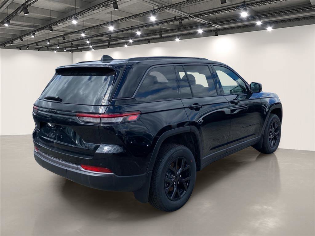 New 2026 Diamond Black Crystal Pearl-Coat Exterior Paint Jeep Altitude image 4