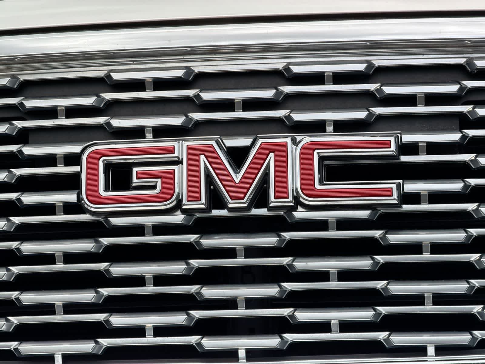 Used 2019 White Frost Tricoat GMC Denali image 12