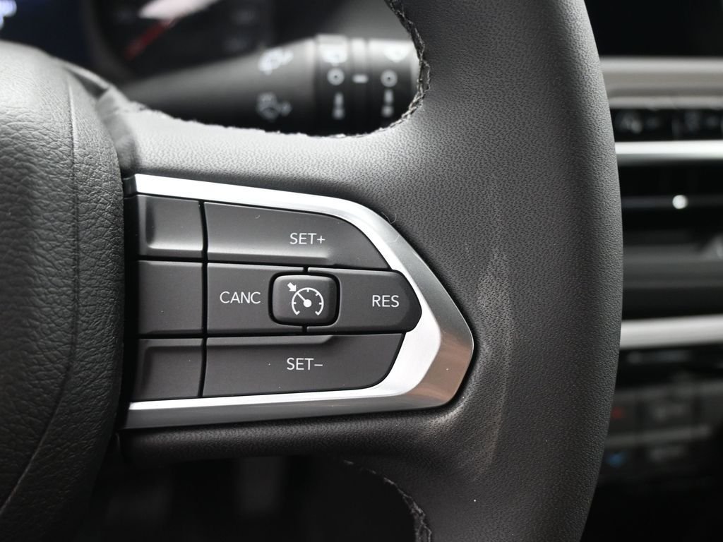 New 2026 Bright White Clearcoat Jeep Latitude image 28