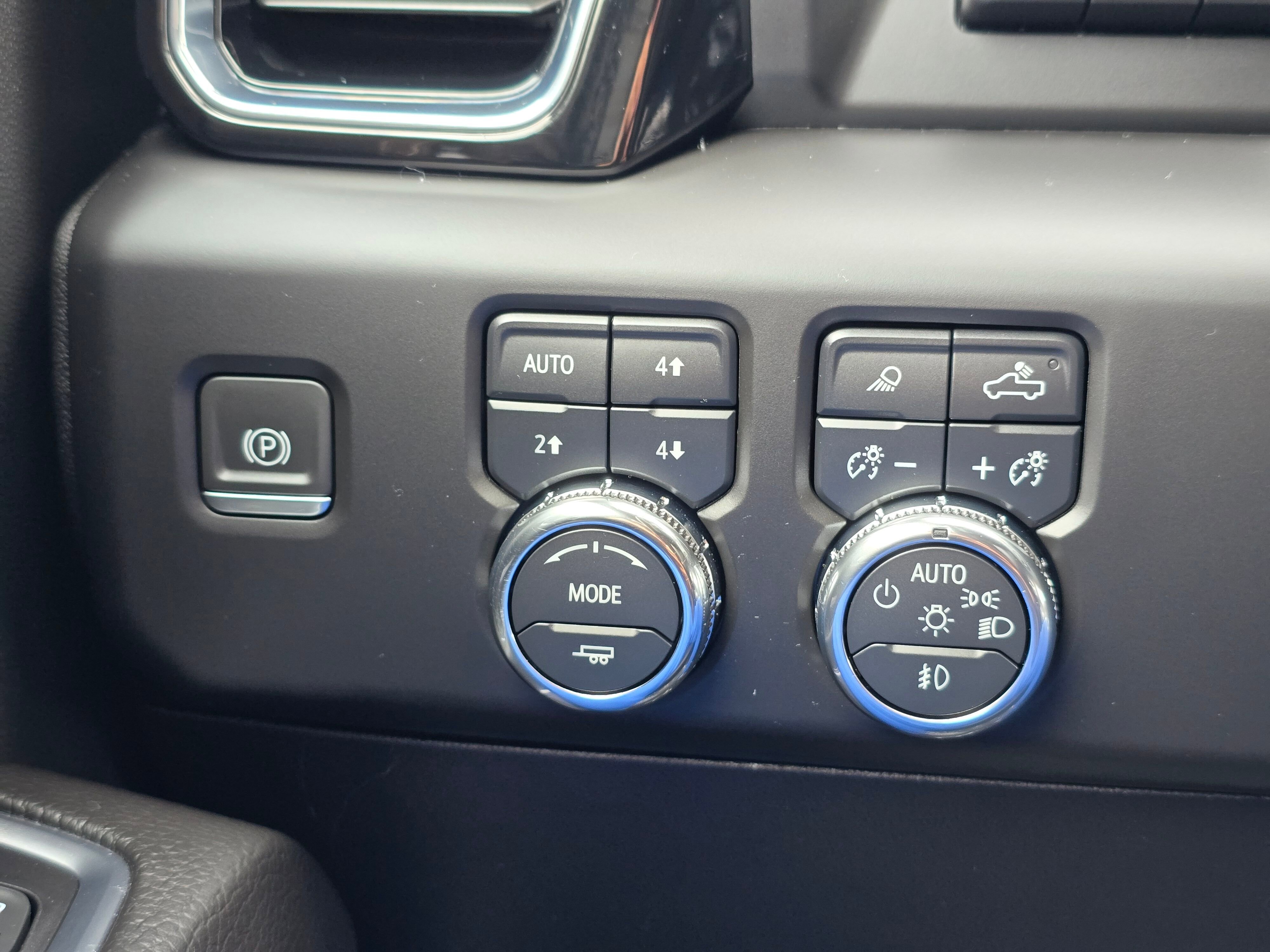Used 2024 White Frost Tricoat GMC Denali image 29