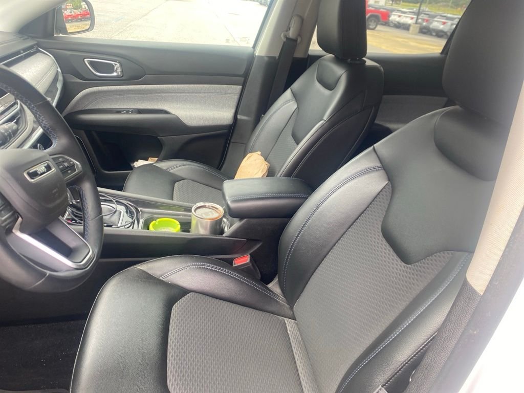 Used 2022 White Jeep Latitude image 7