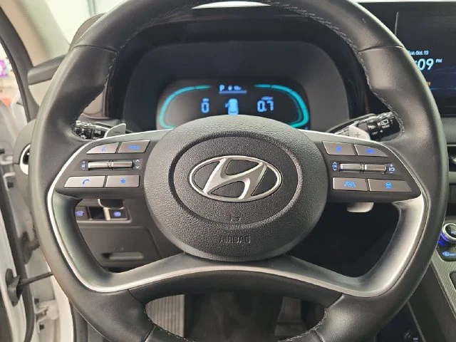 Used 2025 Hyper White Hyundai SEL image 30