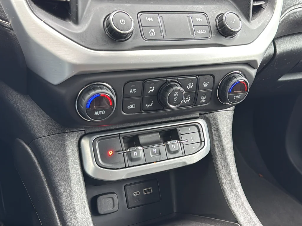 Used 2020 White GMC SLE image 21