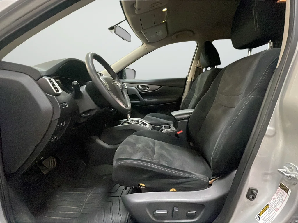 Used 2015 Silver Nissan SV image 11