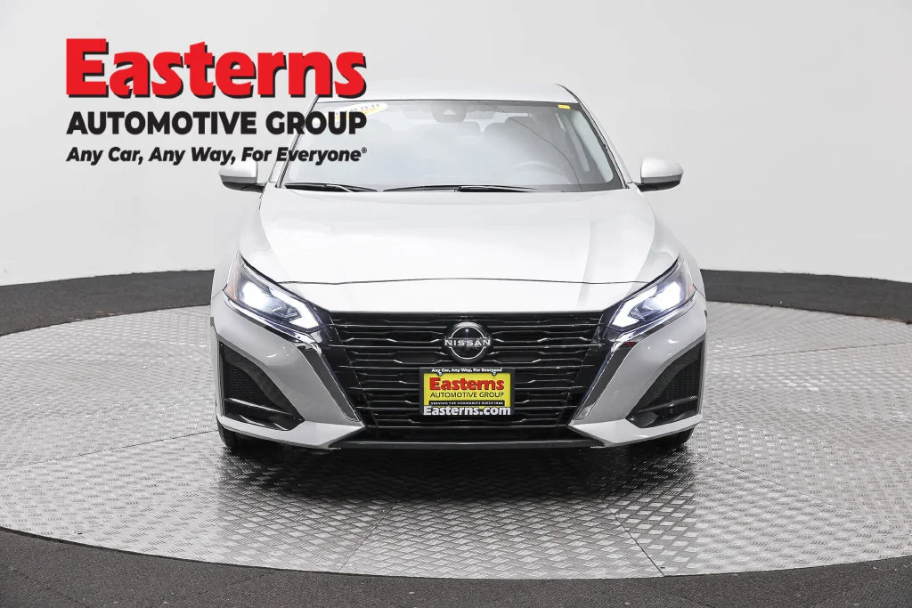 Used 2023 Silver Nissan 2.5 SV image 2
