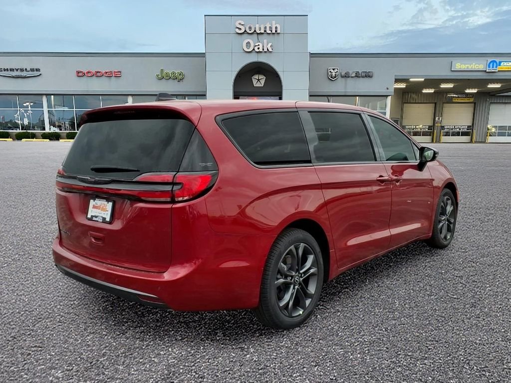 New 2026 Red Hot Pearl-Coat Exterior Paint Chrysler Select image 3
