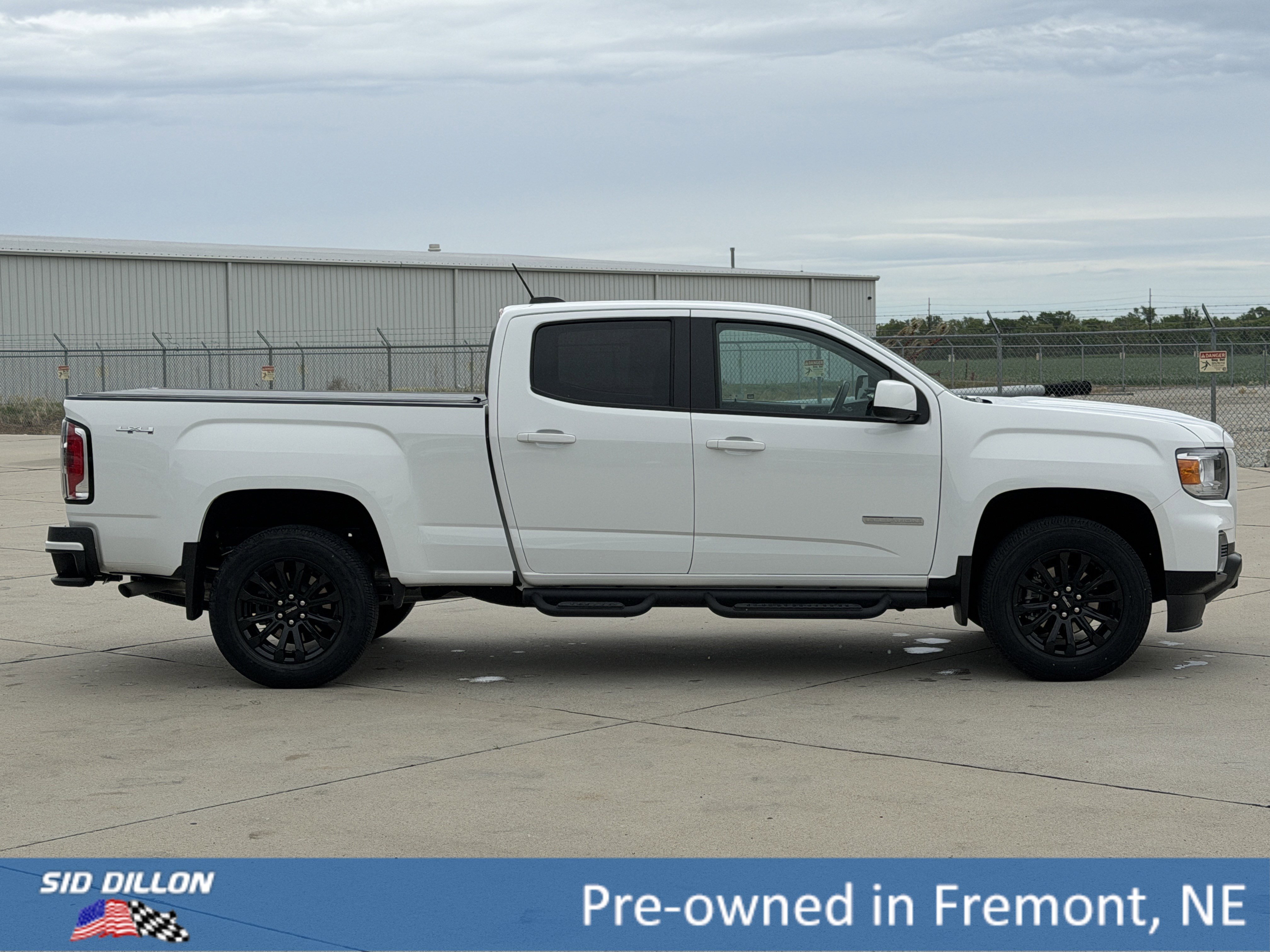 Used 2022 Summit White GMC 4WD Elevation image 3