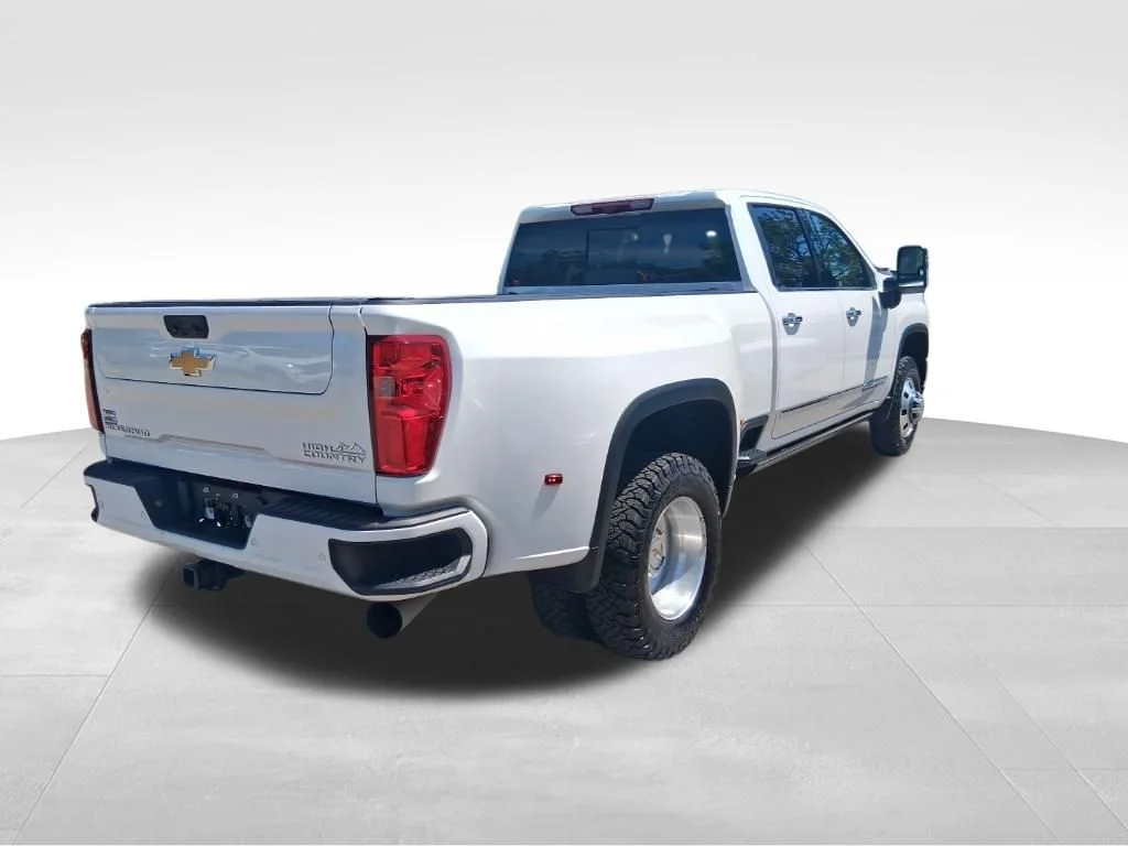 Used 2024 Beige Chevrolet High Country image 5