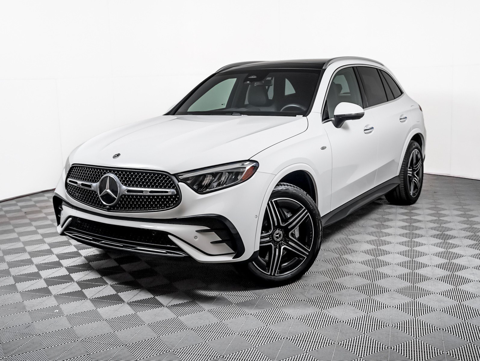 Certified Used 2025 Polar White Mercedes-Benz GLC 350e 4MATIC® SUV image 1
