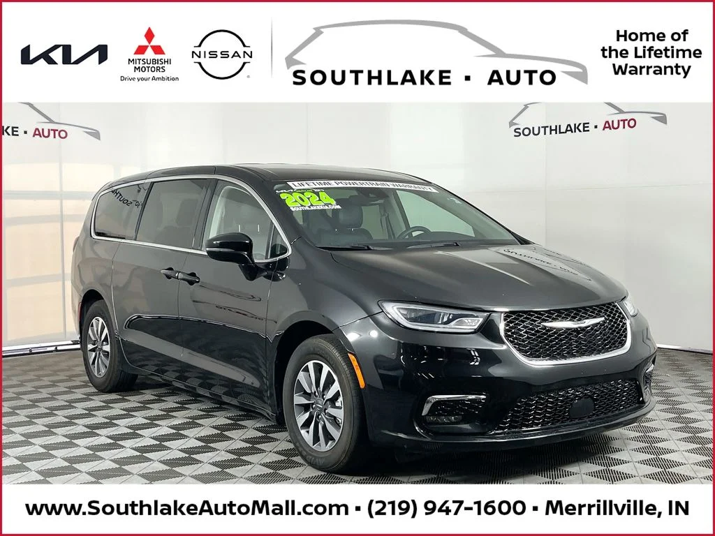 2024 Chrysler Pacifica Hybrid Select PHEV's photo