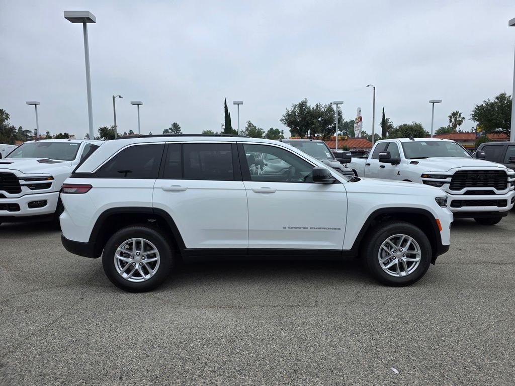New 2026 Bright White Clear-Coat Exterior Paint Jeep Laredo X image 3