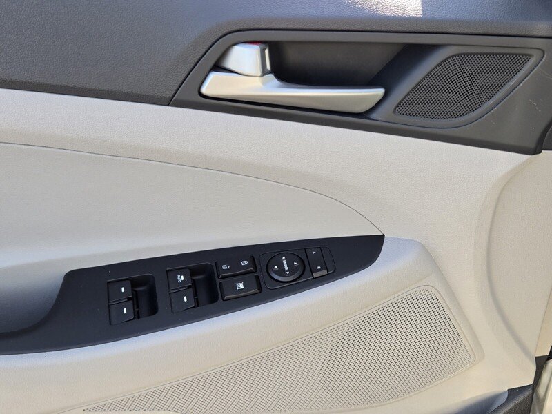 Used 2018 Molten Silver HYUNDAI VALUE FWD image 18